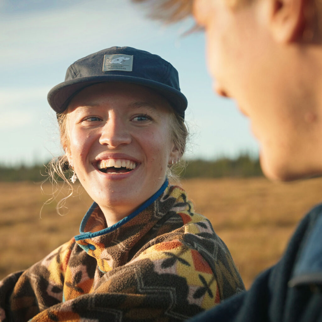 Närbild på leende tjej på fjället